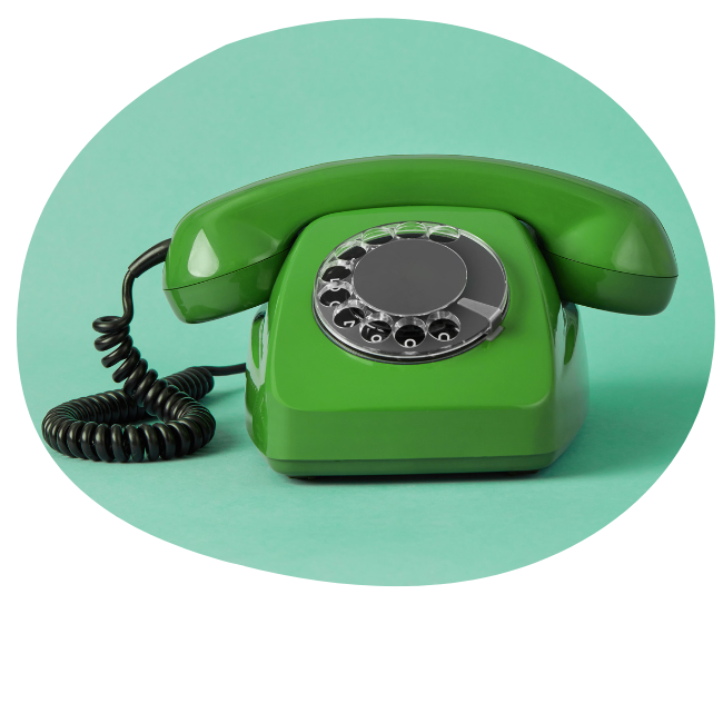 Ein altes grünes Telefon mit Drehscheibe.