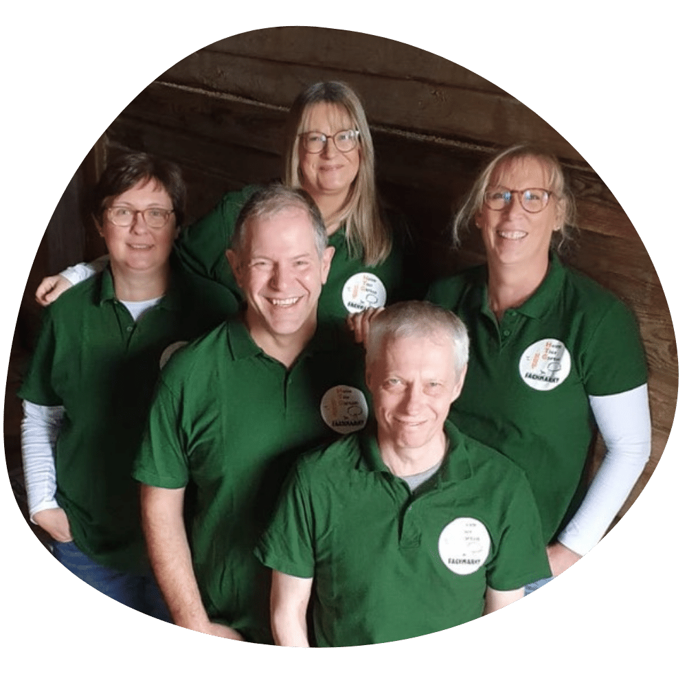 Ein Gruppenfoto, der 6 Mitarbeiter des Heim Tier Garten Fachmarktes in Damme